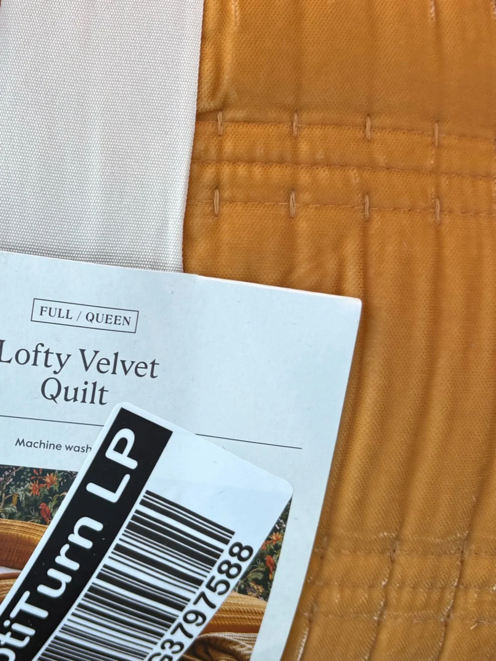 THRESHOLD NWT Lofty Velvet Quilt -Dark Gold -full/queen